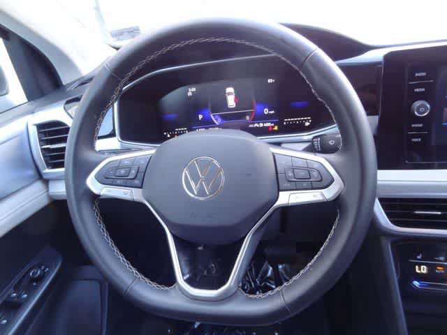 Used 2025 Volkswagen Taos SE FWD image 11