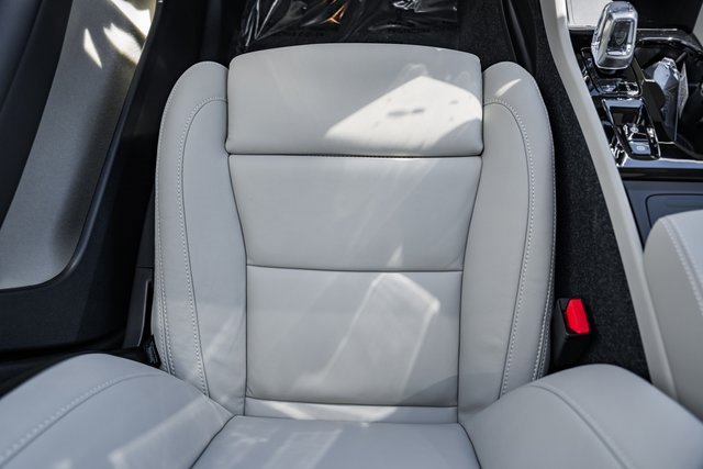 Certified 2025 Volvo XC40 B5 Plus w/ Protection Package Premier image 27