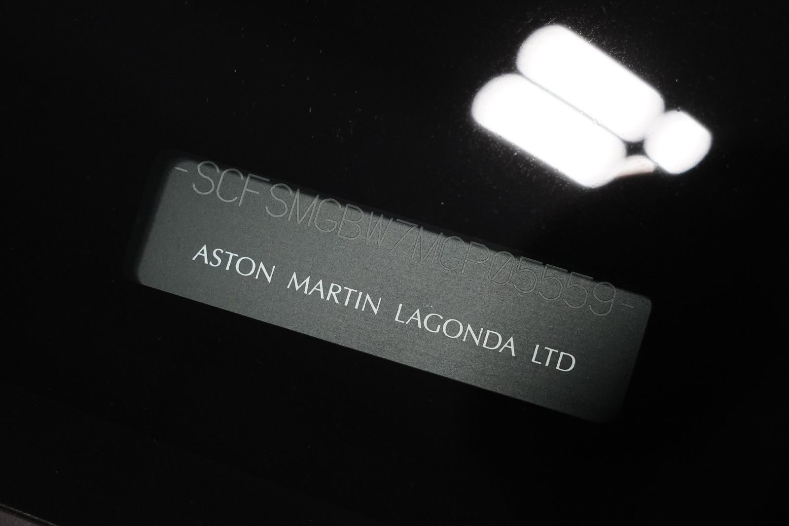 Used 2021 Aston Martin V8 Vantage Roadster RWD image 34