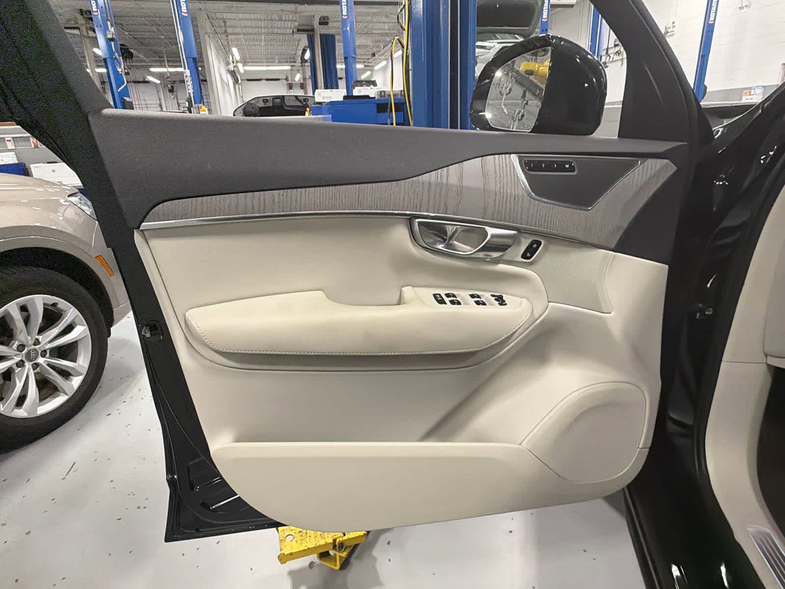 Used 2025 Volvo XC90 B6 Plus AWD/4WD image 22