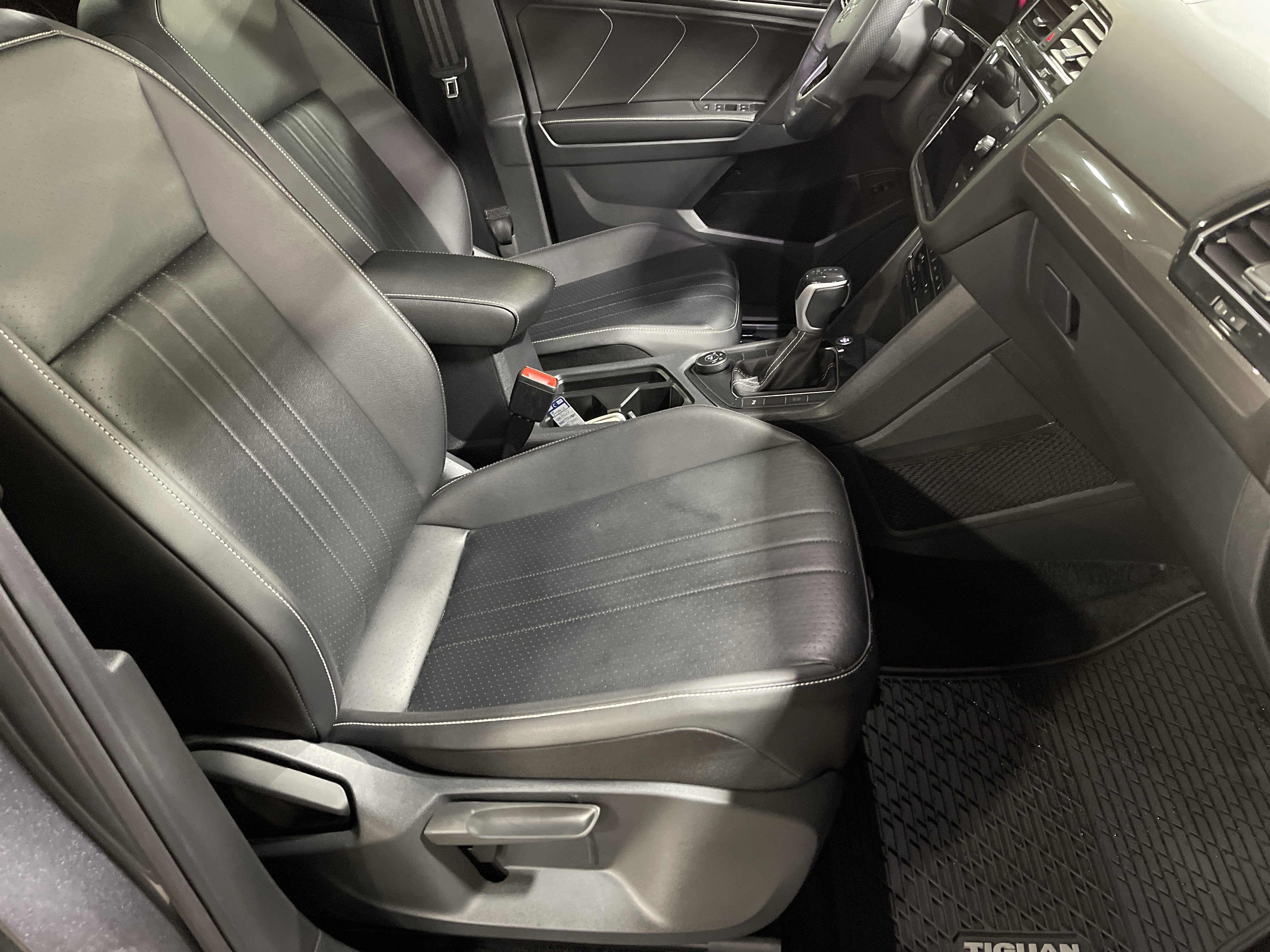 Used 2022 Volkswagen Tiguan SE R-Line image 14