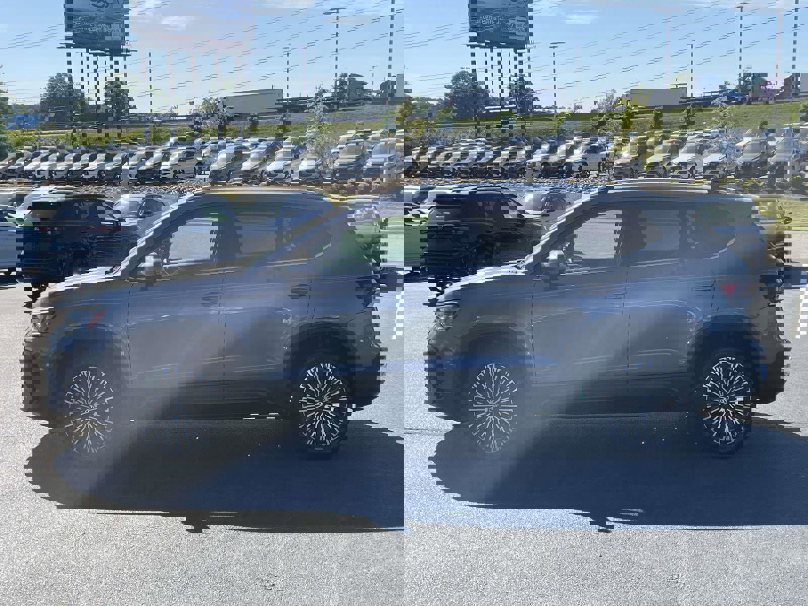 Used 2025 Volkswagen Taos SE w/ Panoramic Sunroof Package FWD image 4