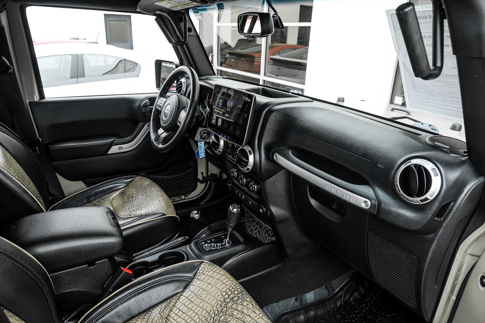 Used 2017 Jeep Wrangler Unlimited Rubicon w/ Connectivity Group AWD/4WD image 14