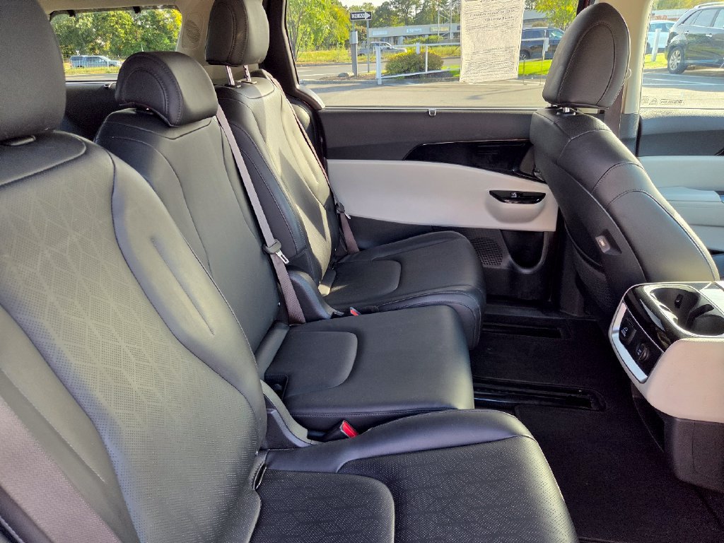 Certified 2024 Kia Carnival SX FWD image 33