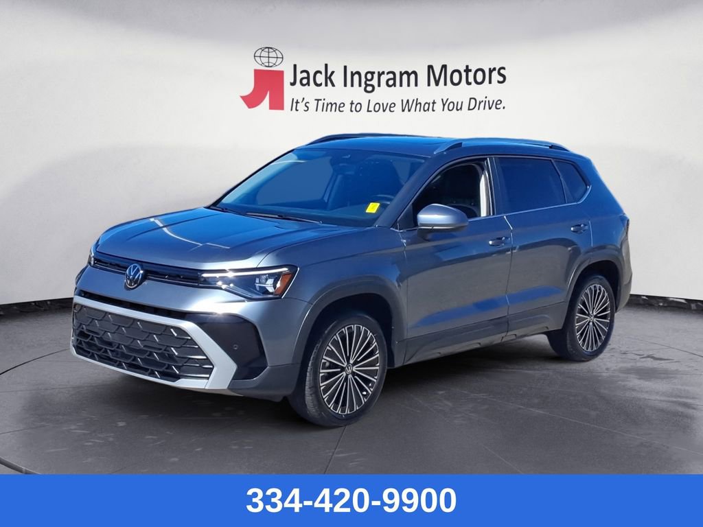 Used 2025 Volkswagen Taos SE w/ Panoramic Sunroof Package