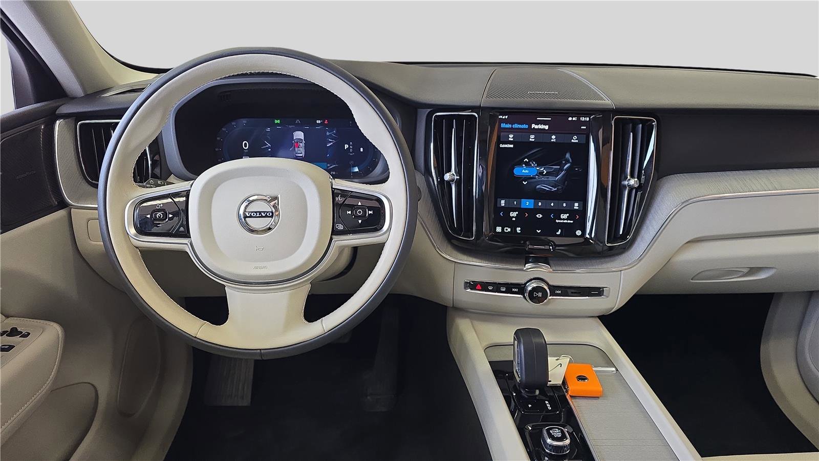 Used 2025 Volvo XC60 B5 Plus w/ Climate Package image 9