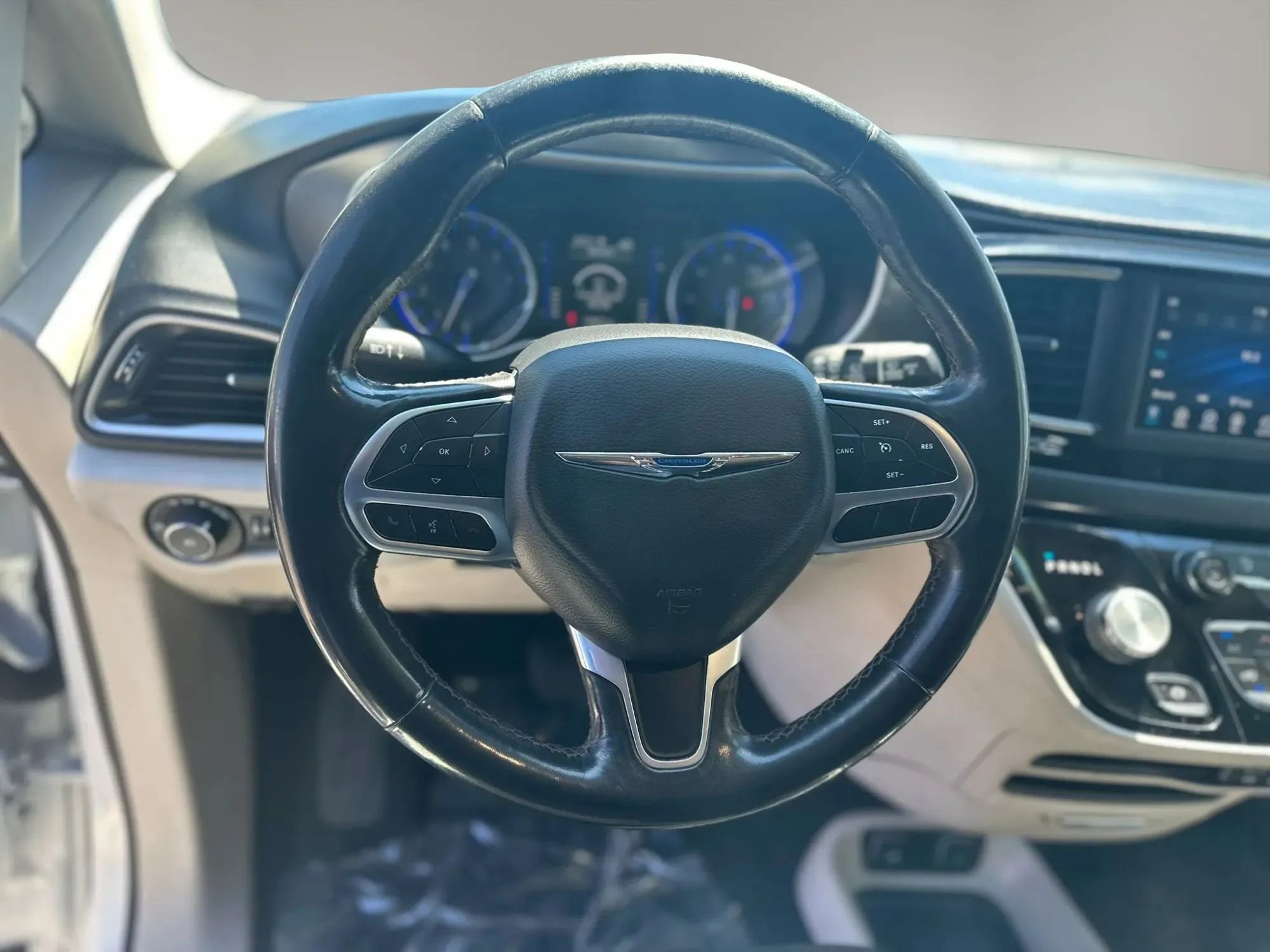 Used 2020 Chrysler Pacifica Touring-L FWD image 19