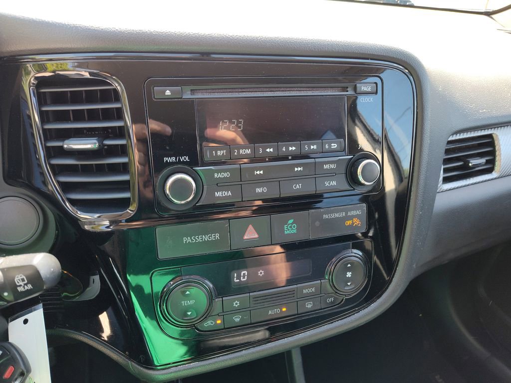 Used 2016 Mitsubishi Outlander AWD image 25