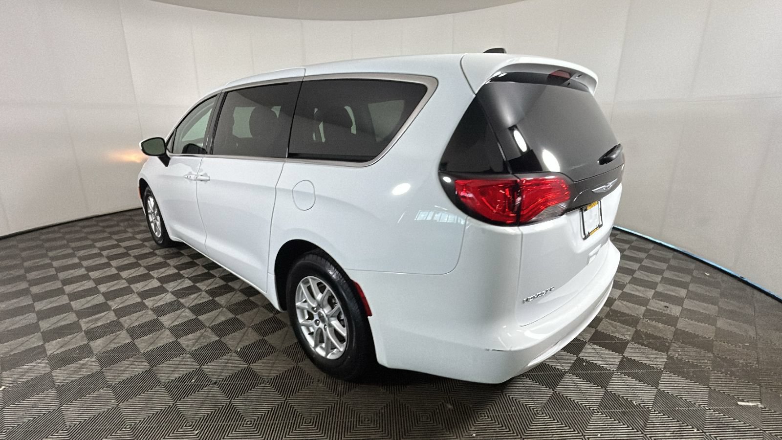 Used 2023 Chrysler Voyager LX FWD image 5