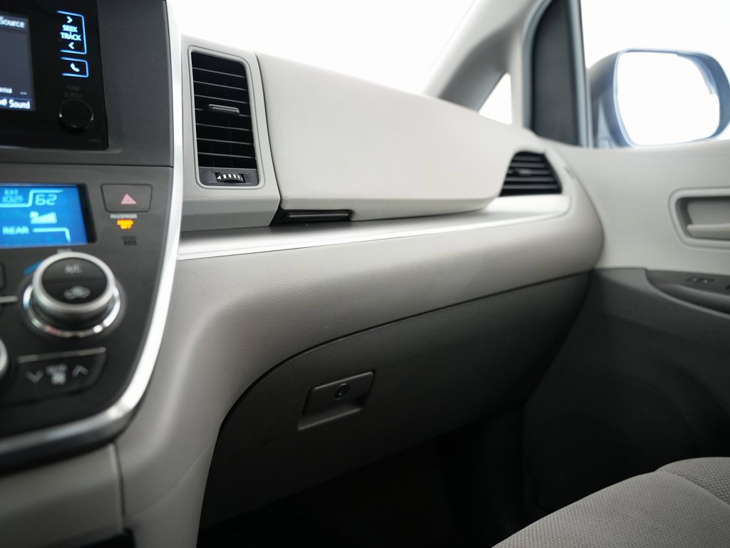 Used 2015 Toyota Sienna L image 46