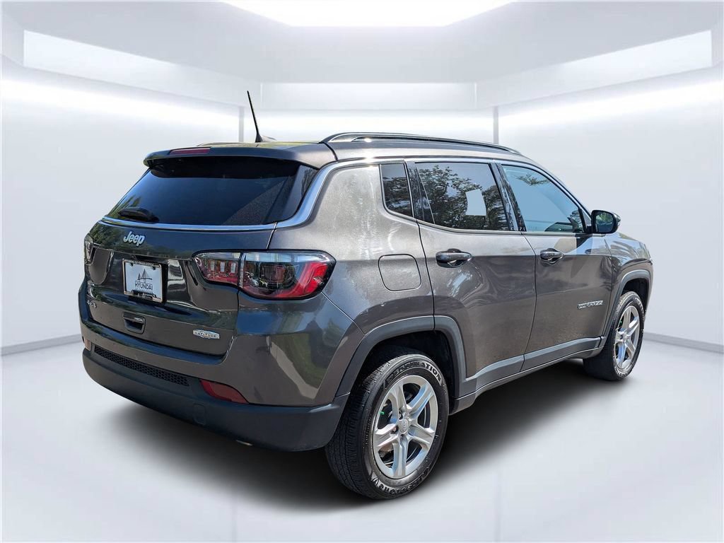 Used 2023 Jeep Compass Latitude w/ Convenience Group AWD/4WD image 3
