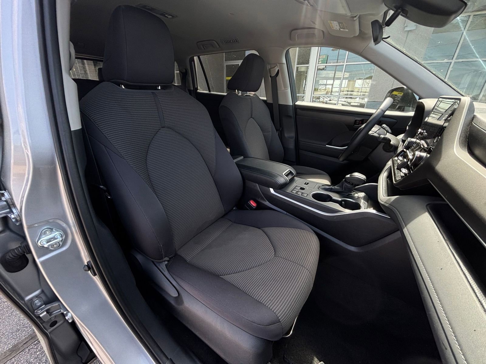 Used 2025 Toyota Highlander LE image 38