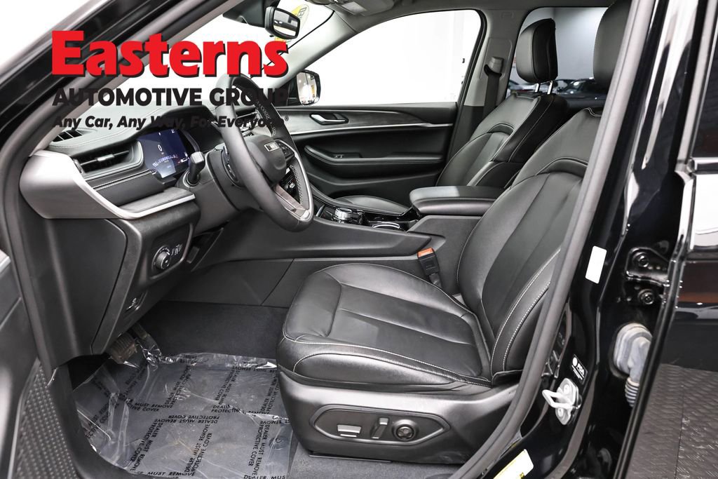 Used 2023 Jeep Grand Cherokee Limited w/ Black Appearance Package AWD/4WD image 14