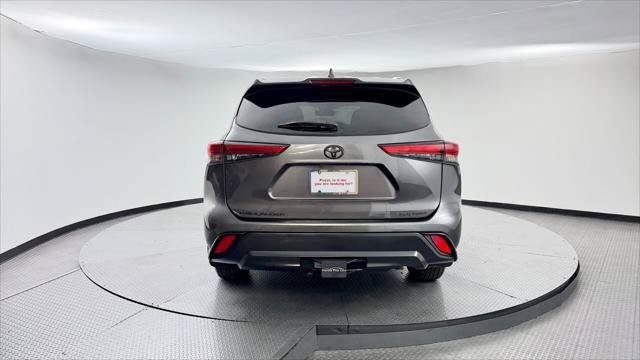 Used 2021 Toyota Highlander XLE AWD/4WD image 7