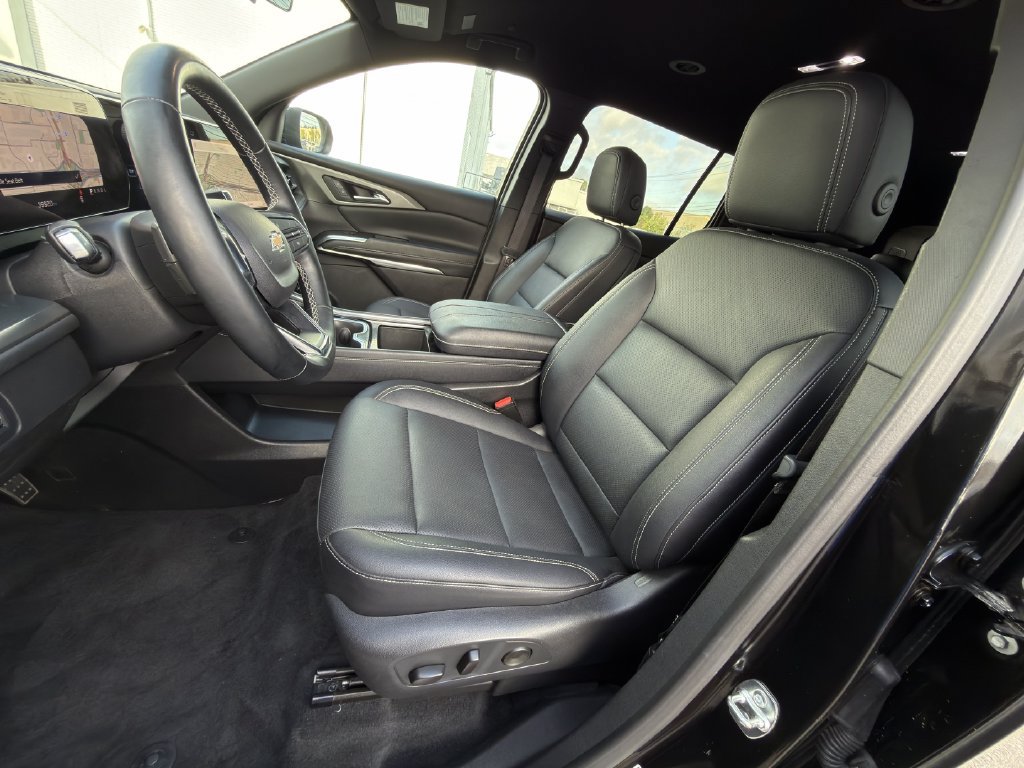 Used 2025 Chevrolet Traverse LT FWD image 23