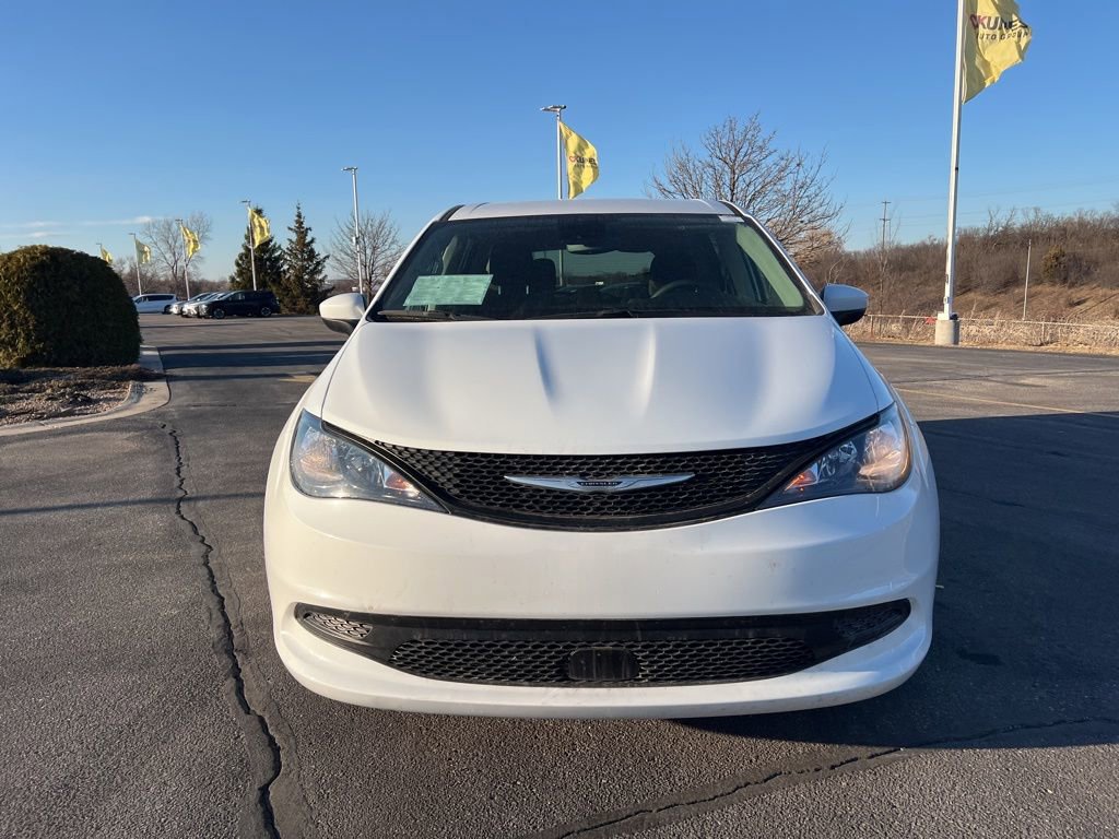 Used 2023 Chrysler Voyager LX image 2