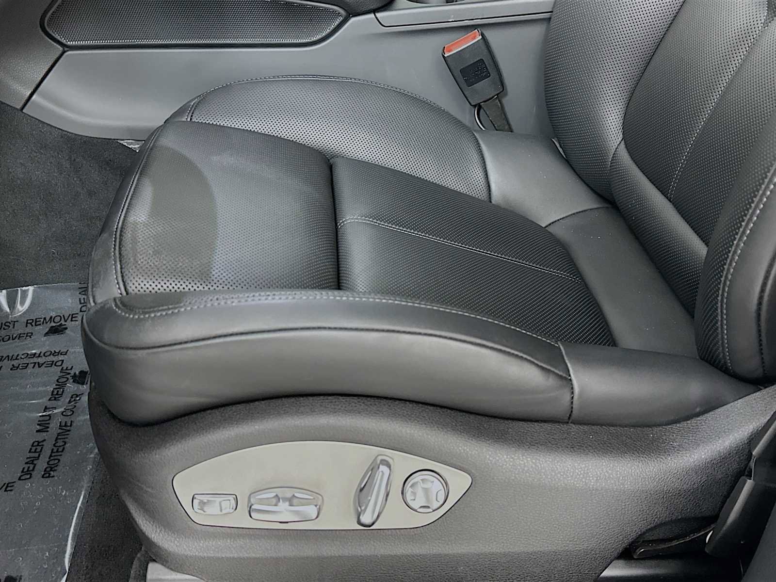 Certified 2025 Porsche Macan AWD/4WD image 12