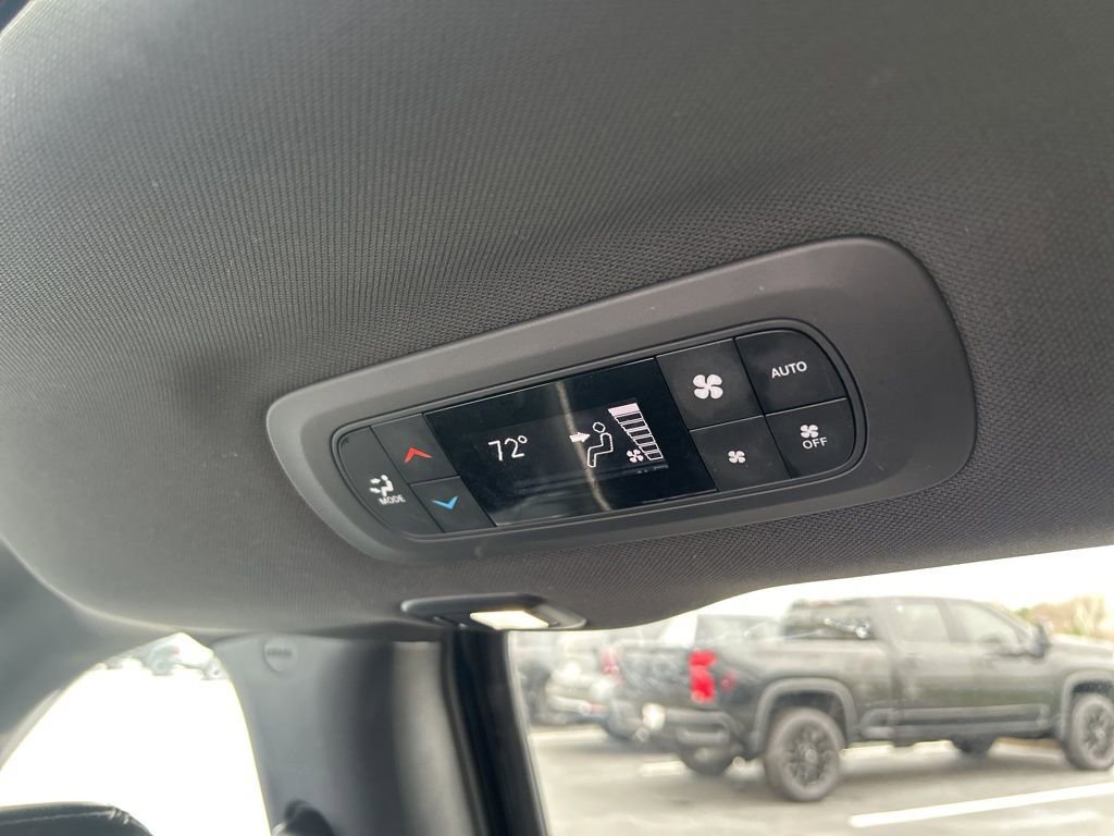 Used 2024 Chrysler Pacifica Premium image 39