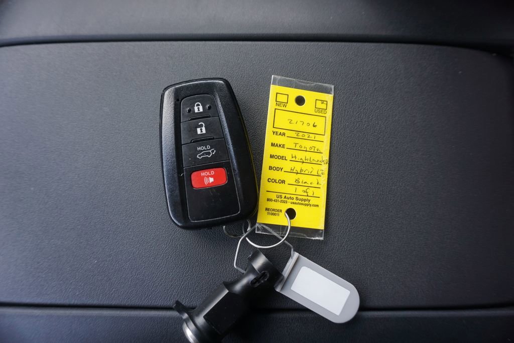Used 2021 Toyota Highlander LE AWD/4WD image 30