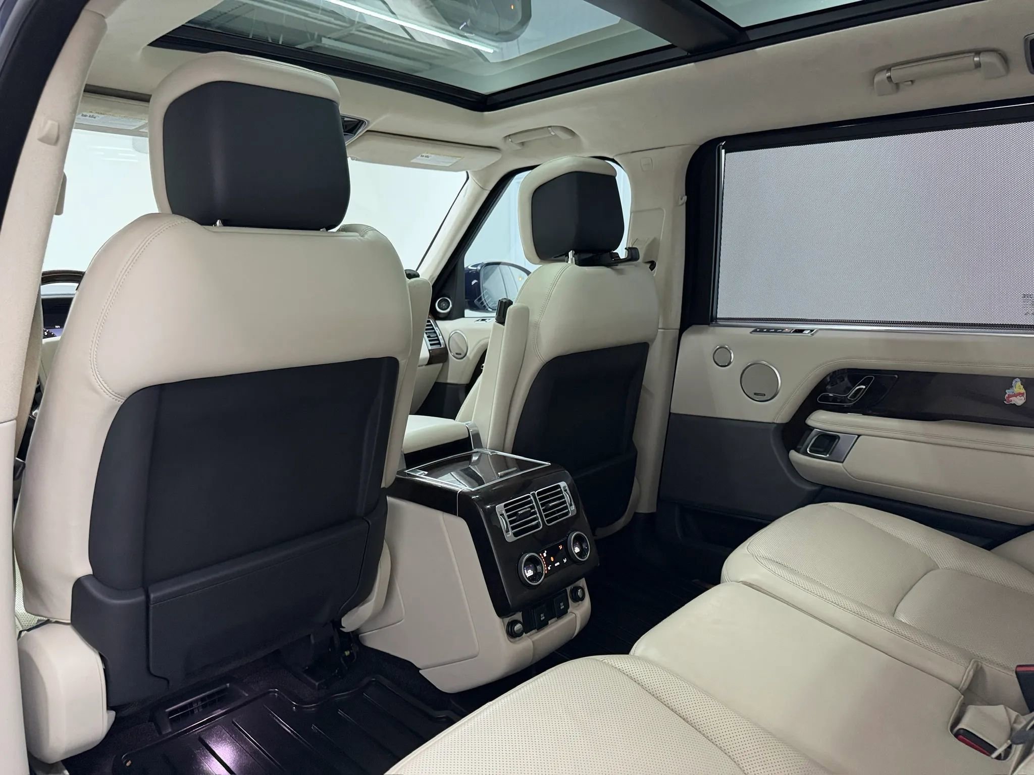 Used 2019 Land Rover Range Rover Long Wheelbase Supercharged AWD/4WD image 13
