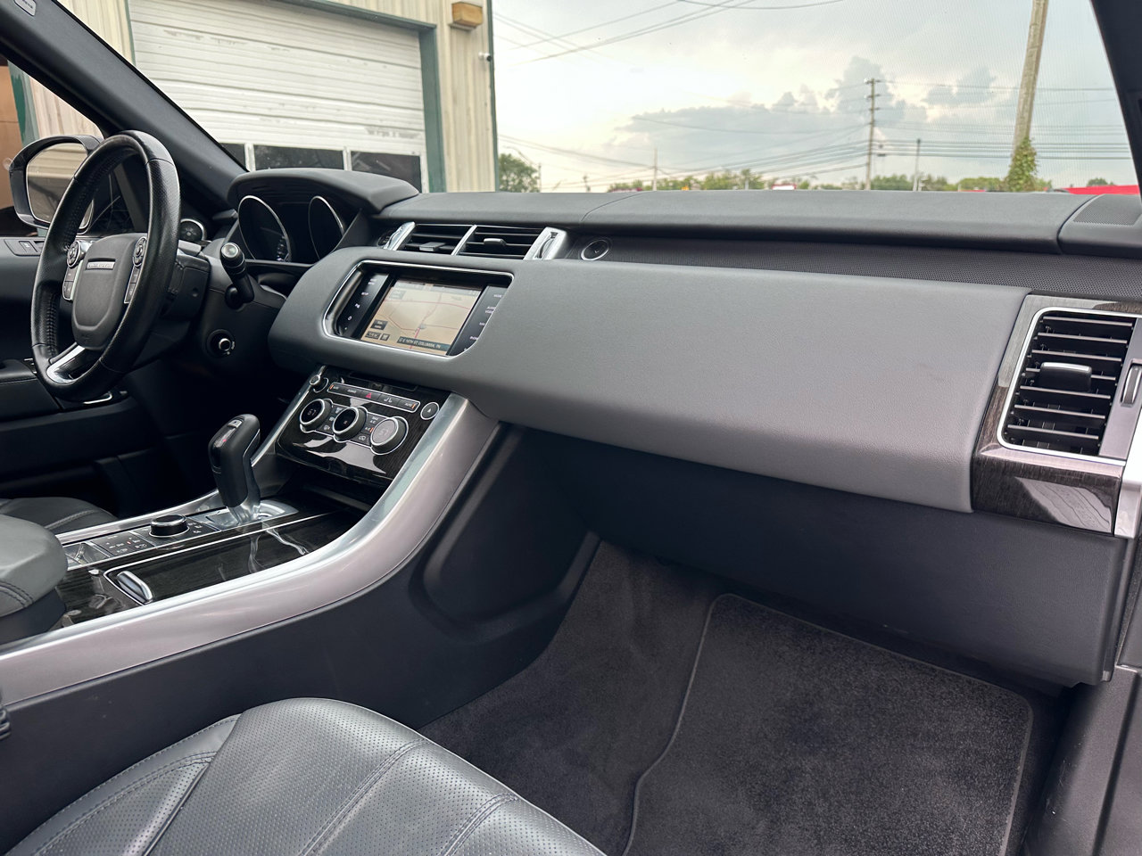 Used 2015 Land Rover Range Rover Sport HSE image 24