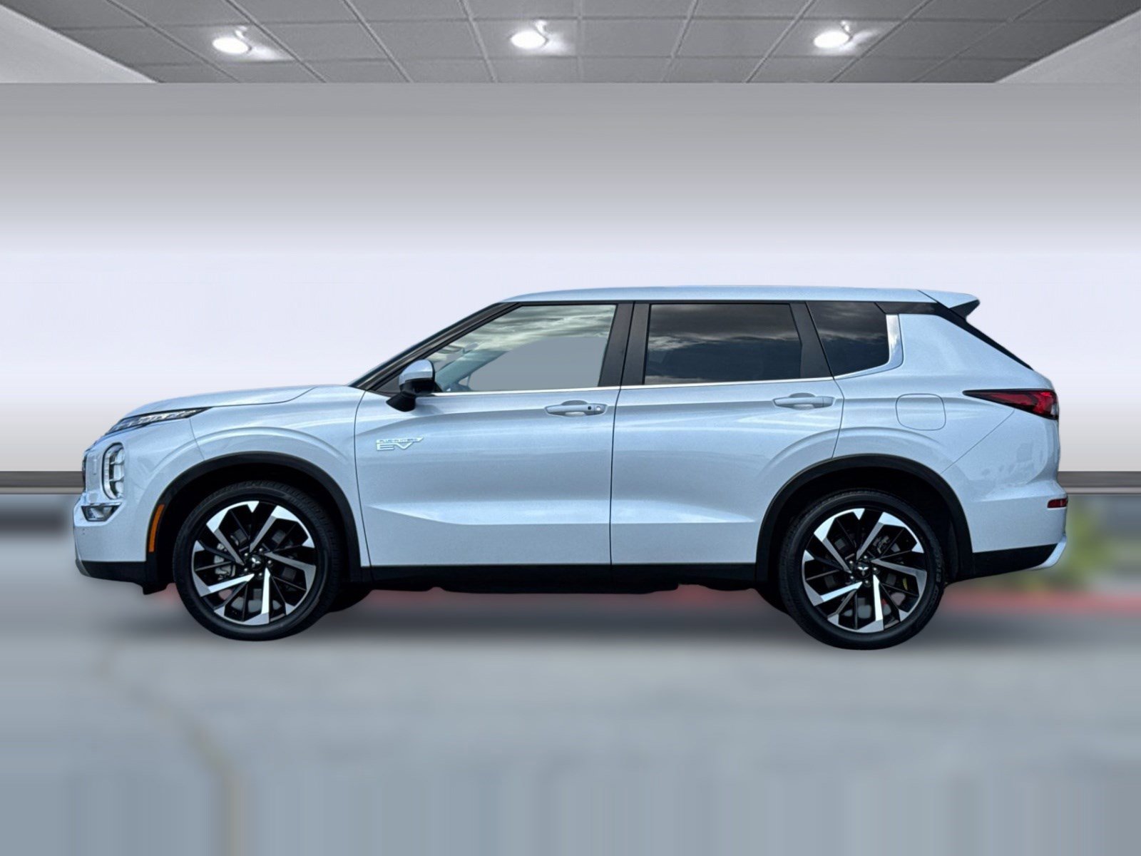 Used 2024 Mitsubishi Outlander SE image 2