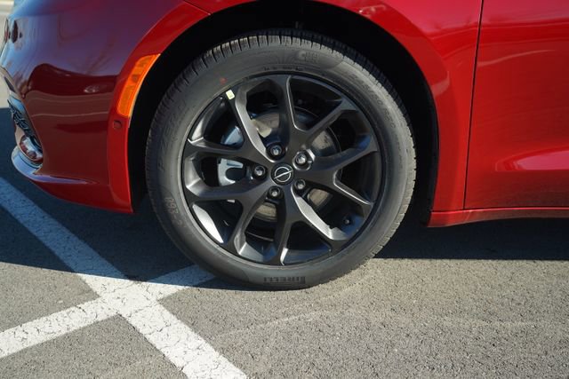 New 2026 Chrysler Pacifica Limited w/ Uconnect Theater Family Group image 10