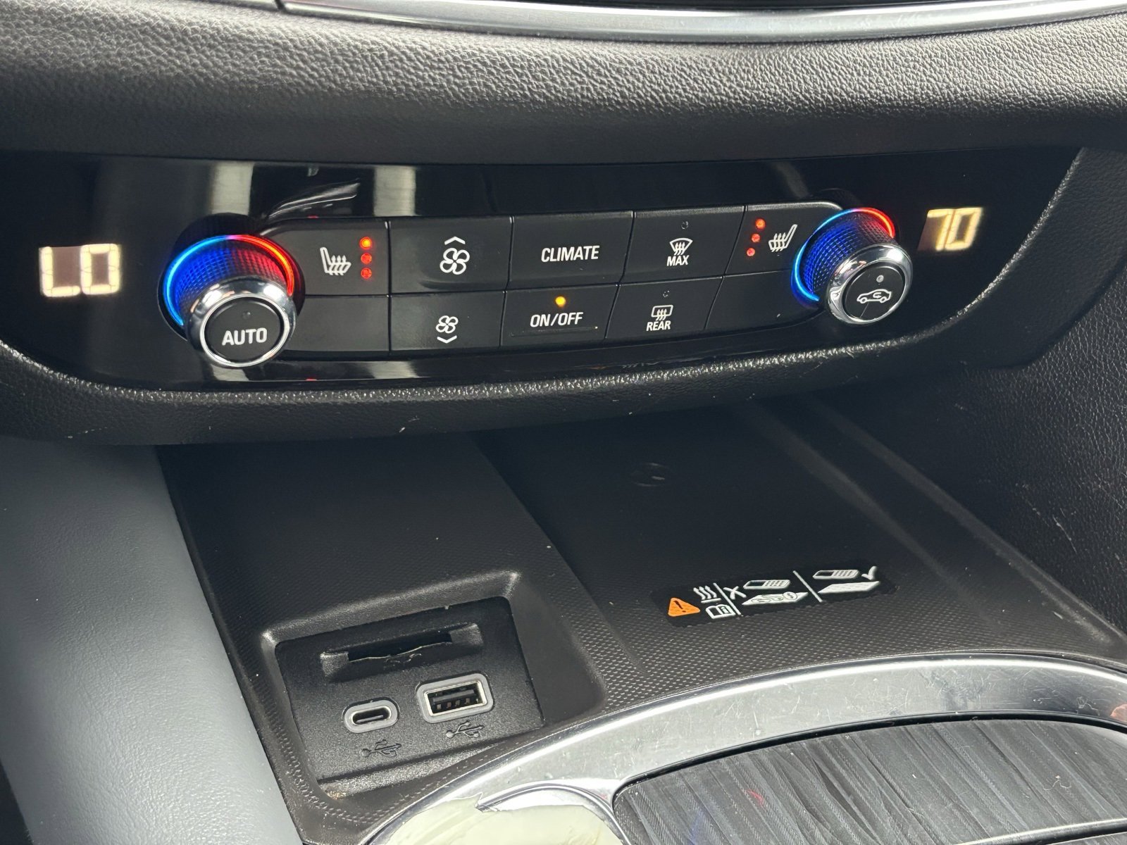 Used 2023 Buick Enclave Essence image 7