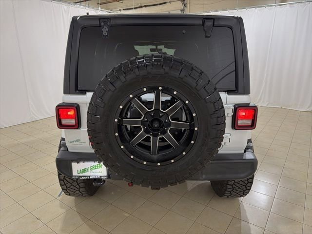 Used 2018 Jeep Wrangler Unlimited Sahara w/ Uconnect 4C Nav & Sound Group image 4