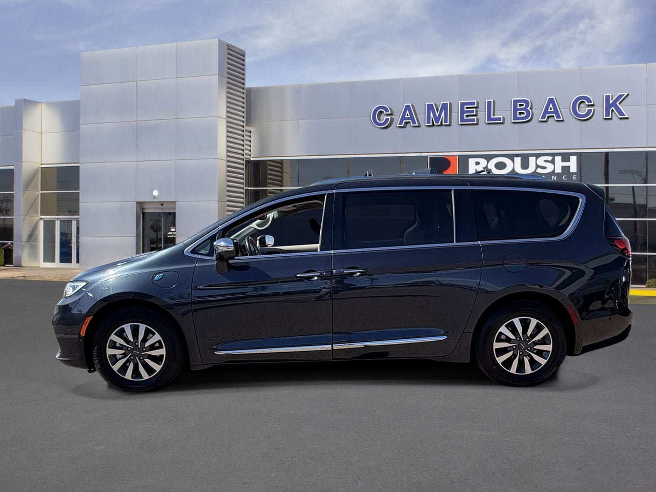 Used 2021 Chrysler Pacifica Limited w/ Uconnect Theater Family Group FWD image 3