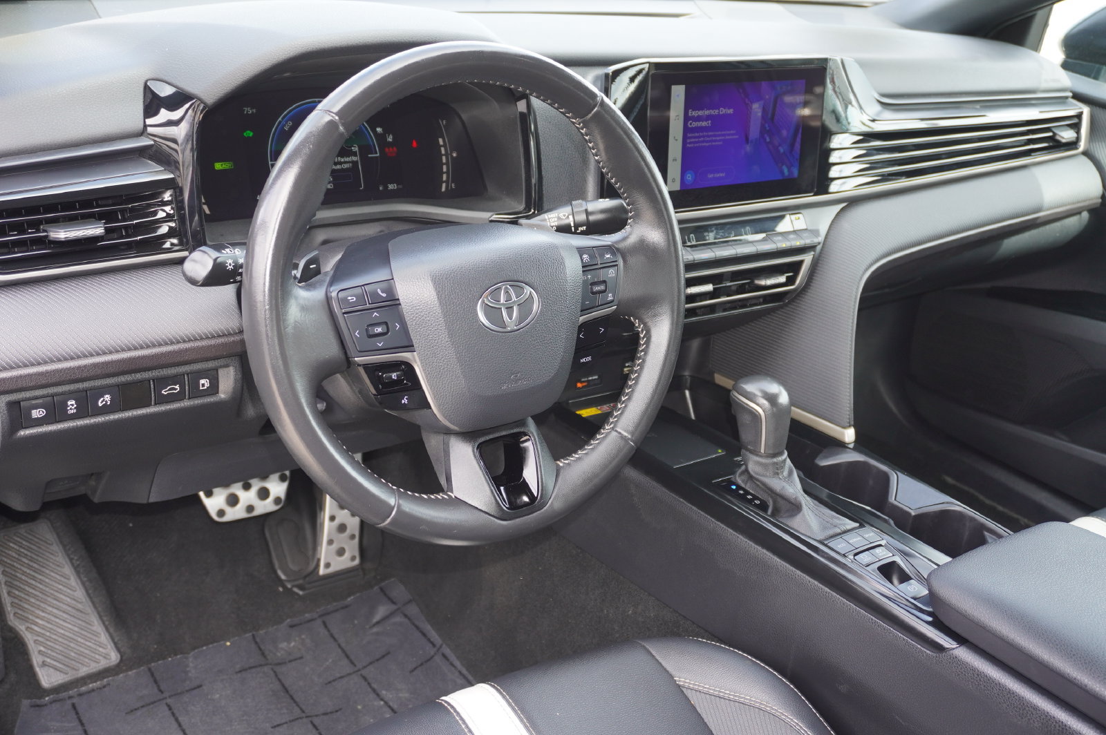 Used 2025 Toyota Camry SE FWD image 11