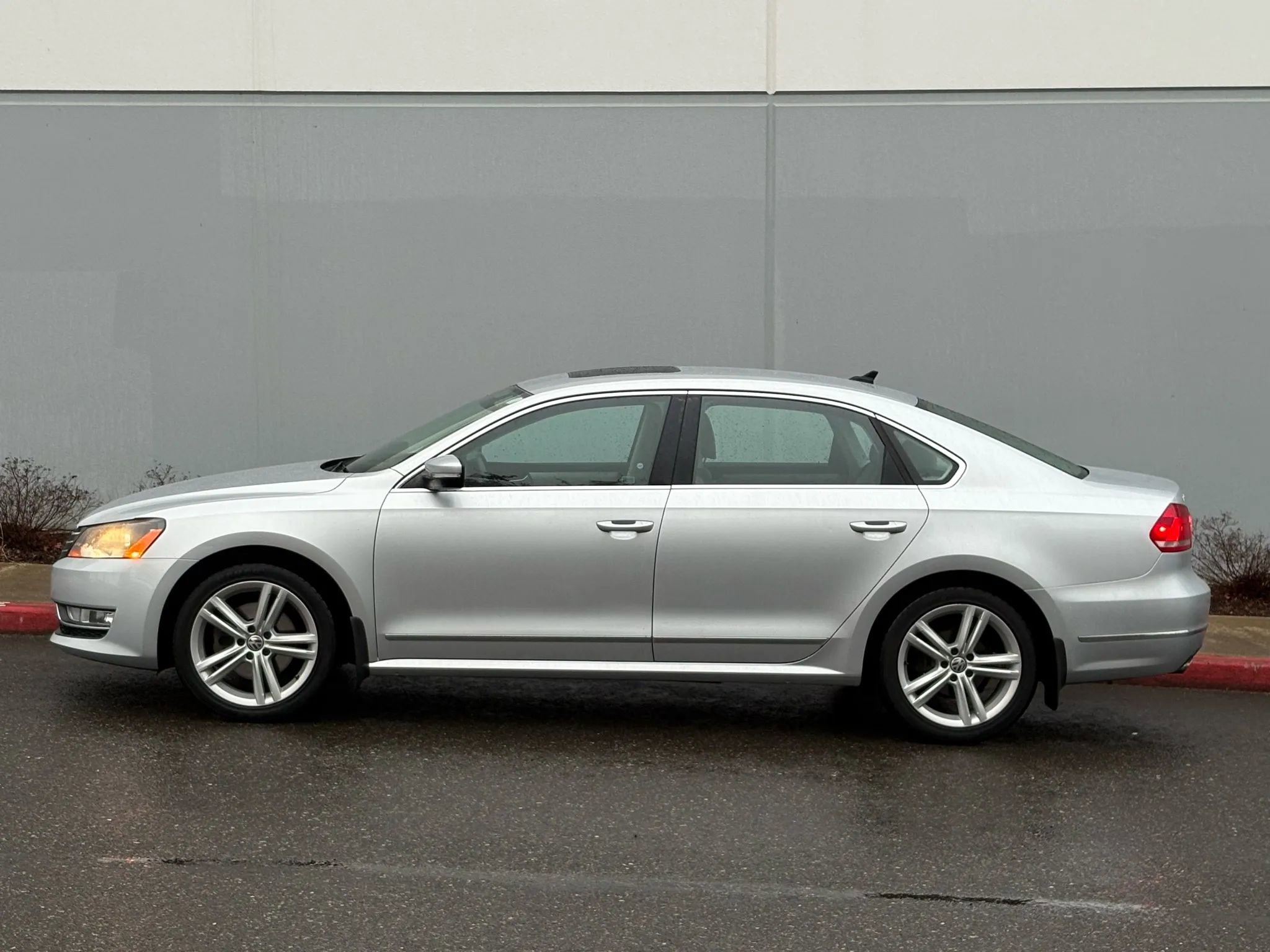 Used 2013 Volkswagen Passat TDI SE image 2