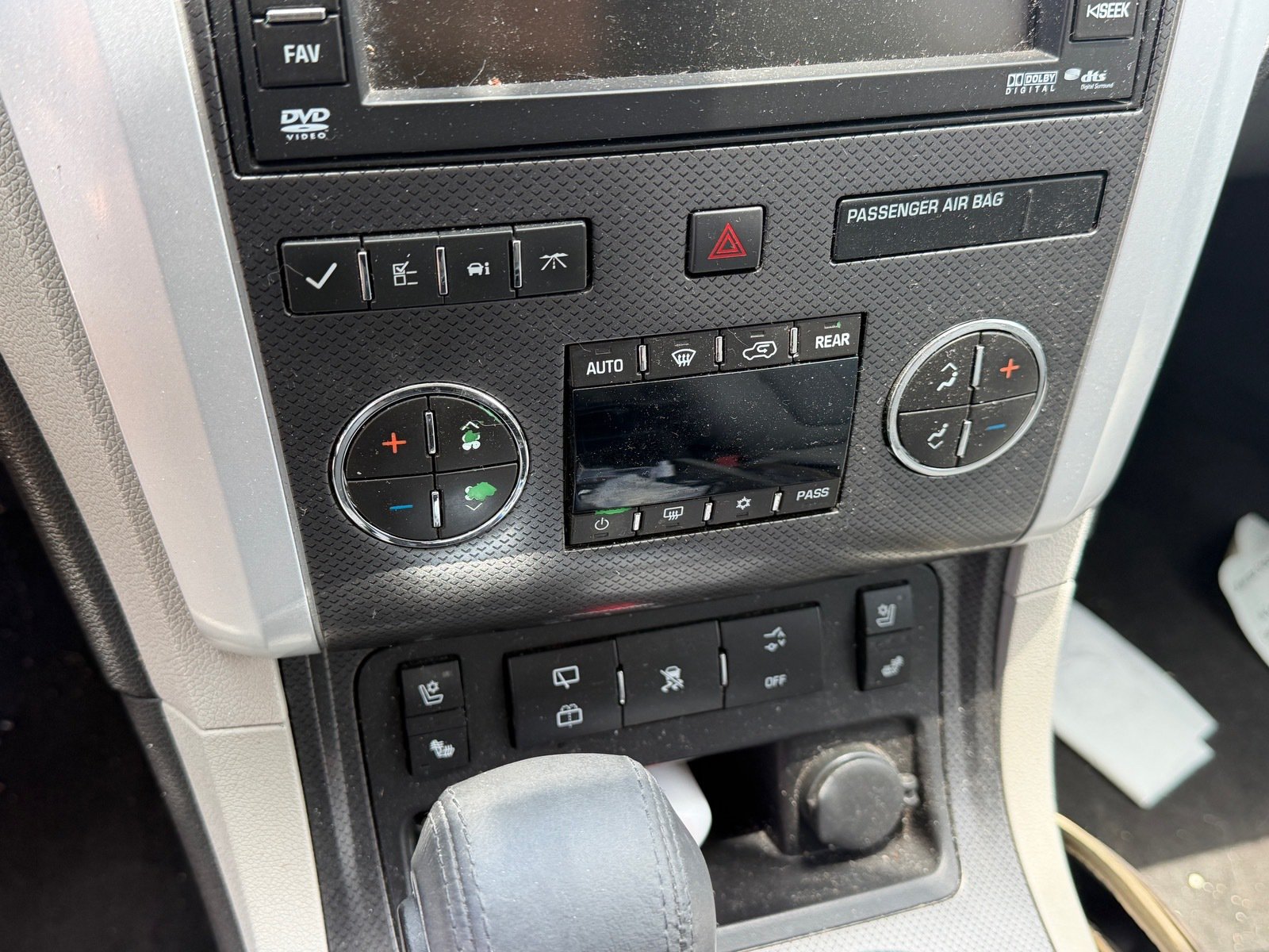 Used 2010 Chevrolet Traverse LTZ FWD image 9