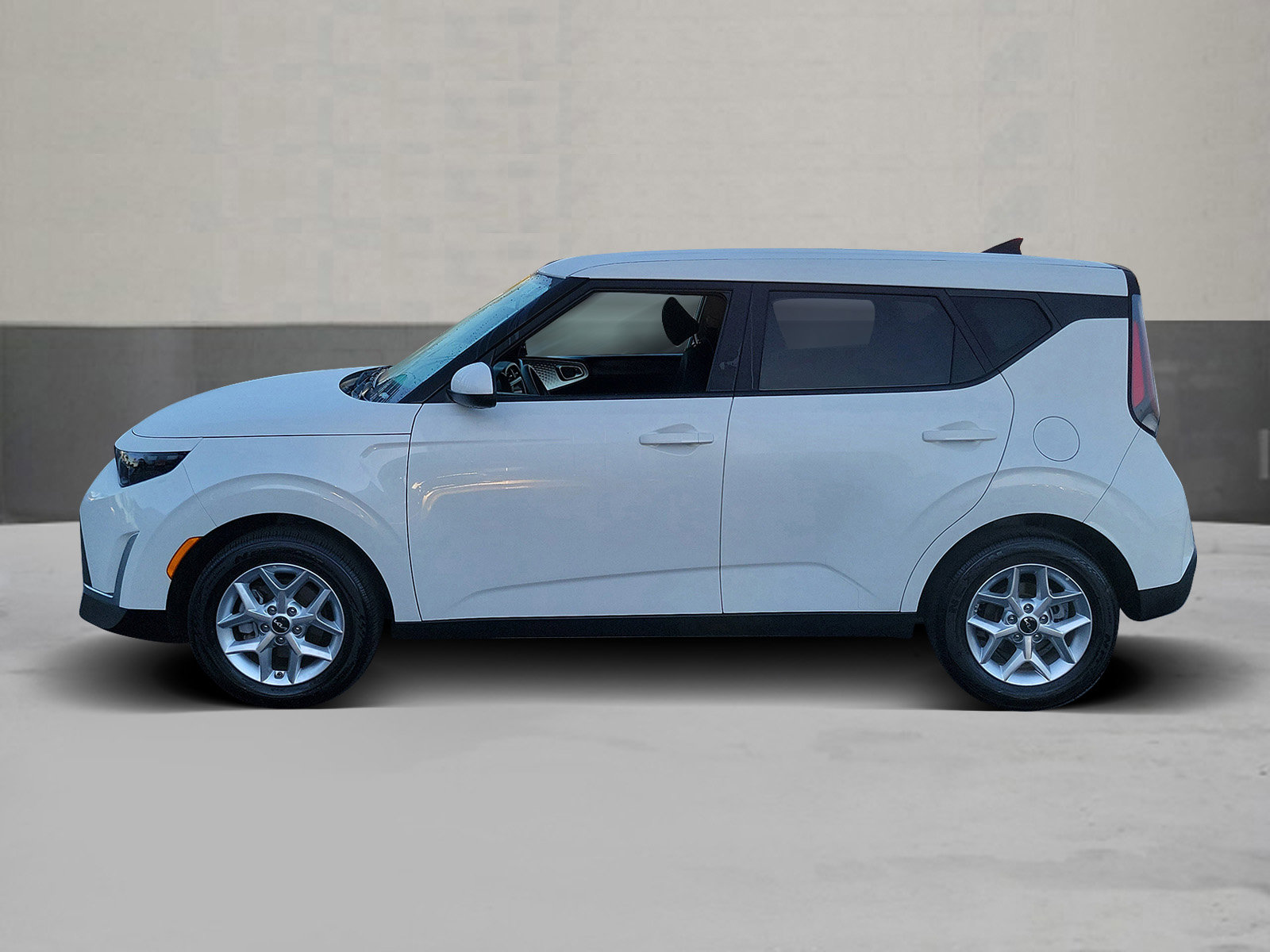 Used 2025 Kia Soul LX image 3