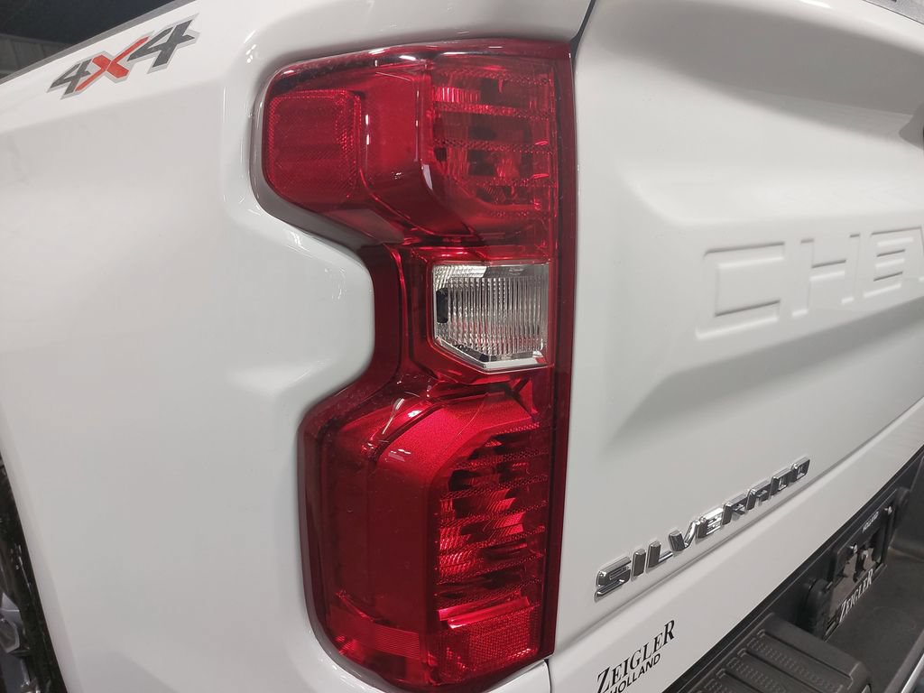 Used 2024 Chevrolet Silverado 1500 LT AWD/4WD image 34