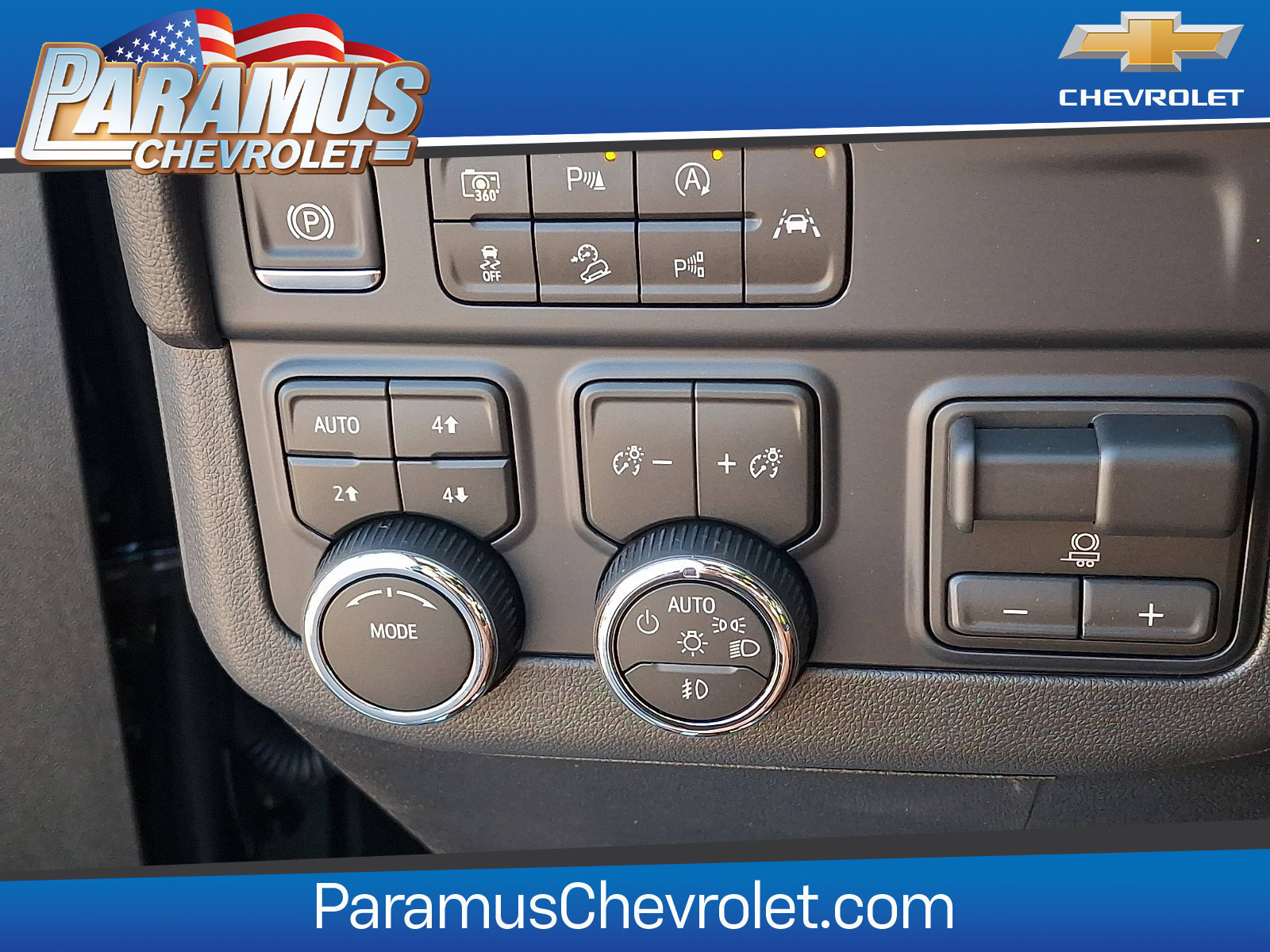 New 2026 Chevrolet Suburban Premier w/ Sun And Tow Package AWD/4WD image 17