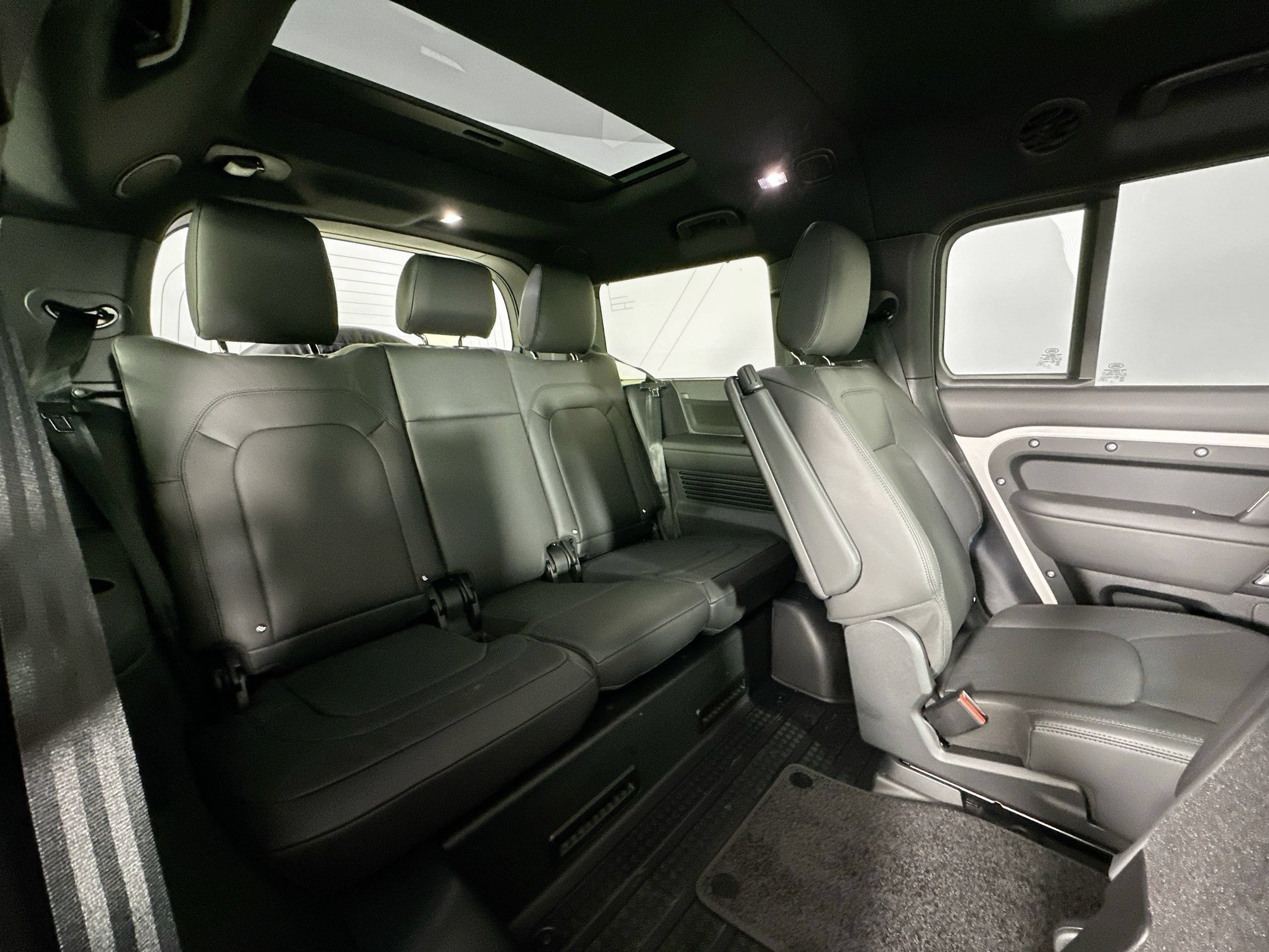 New 2026 Land Rover Defender 130 X-Dynamic SE AWD/4WD image 28