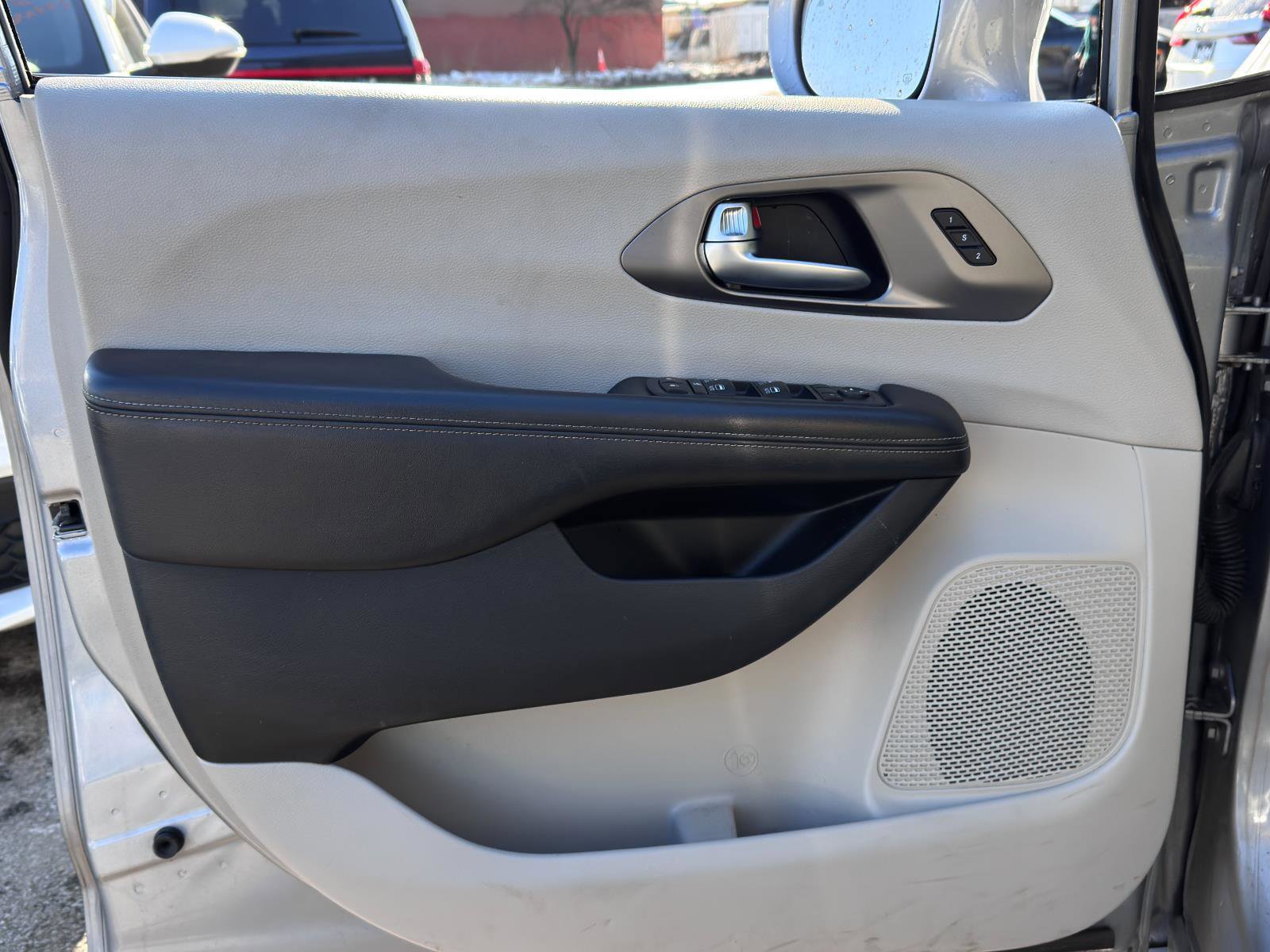 Used 2020 Chrysler Pacifica Touring-L Plus image 15