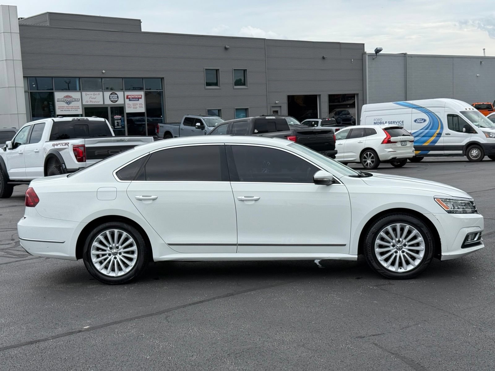 Used 2017 Volkswagen Passat 1.8T SE FWD image 3
