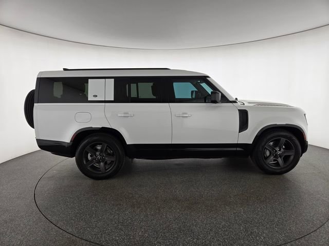Used 2024 Land Rover Defender 130 X-Dynamic SE image 6