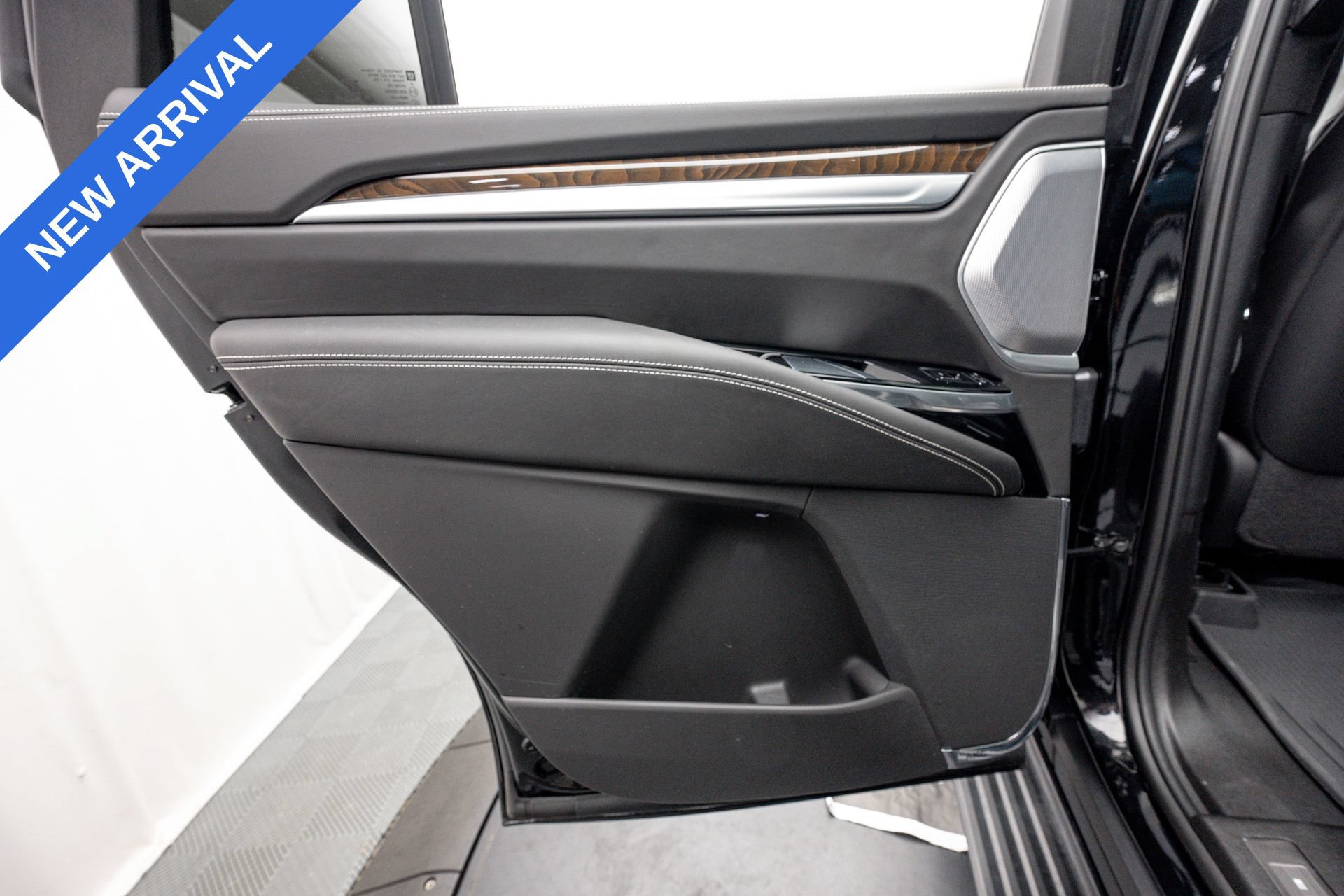Used 2025 Cadillac Escalade Sport Platinum w/ LPO, Floor Liner Package AWD/4WD image 32