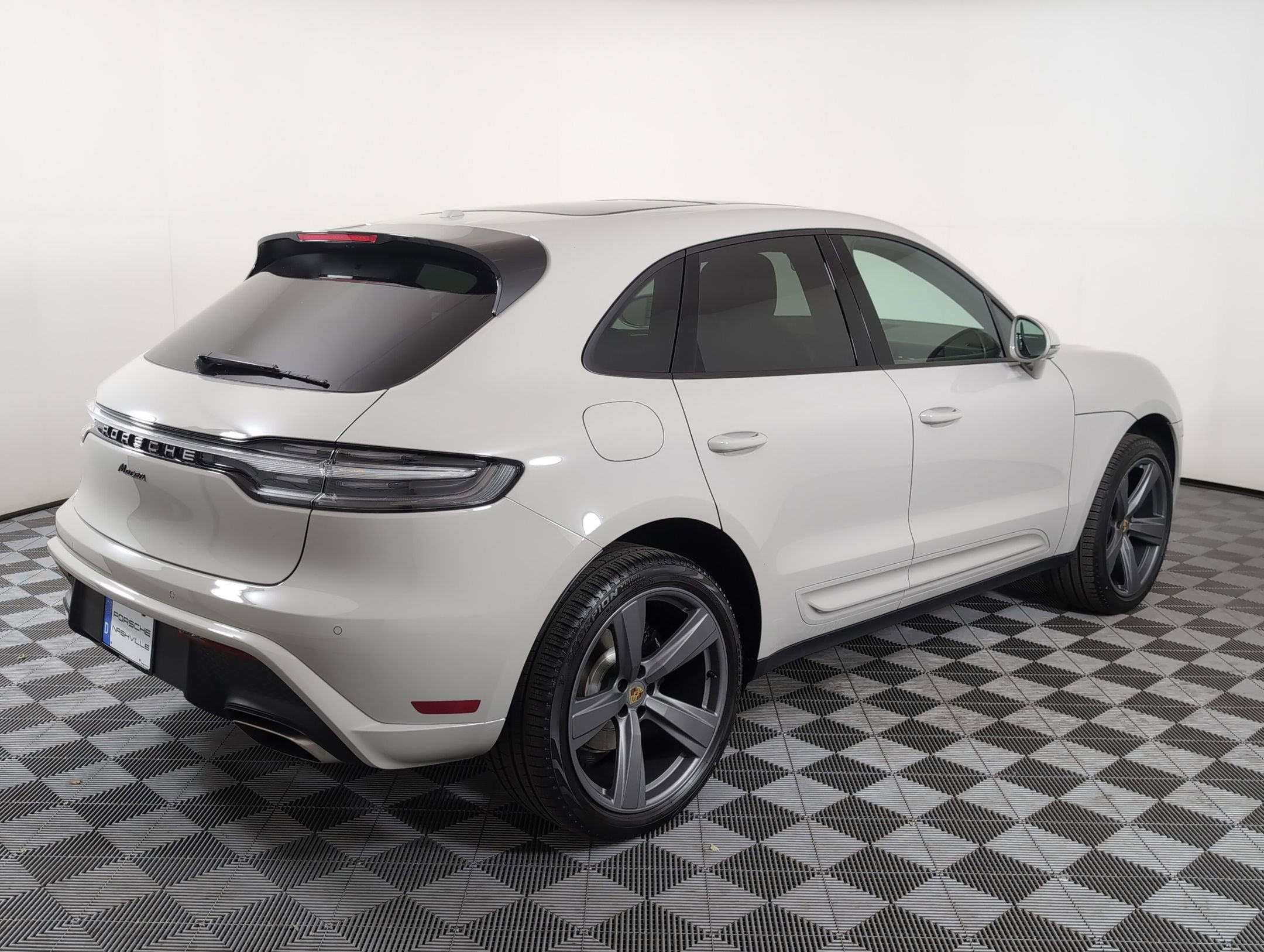 Used 2025 Porsche Macan image 9