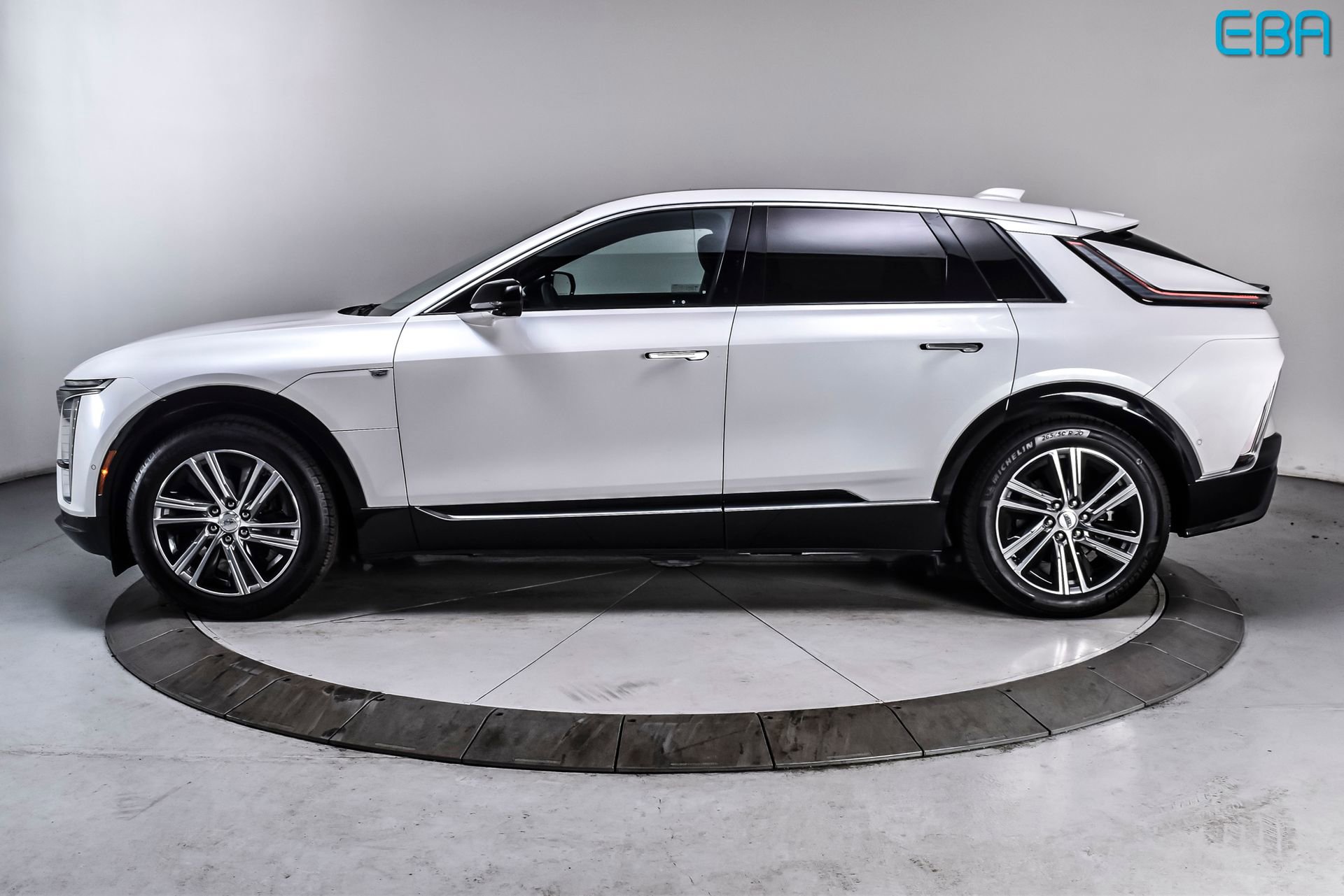 Used 2024 Cadillac Lyriq Luxury RWD image 3
