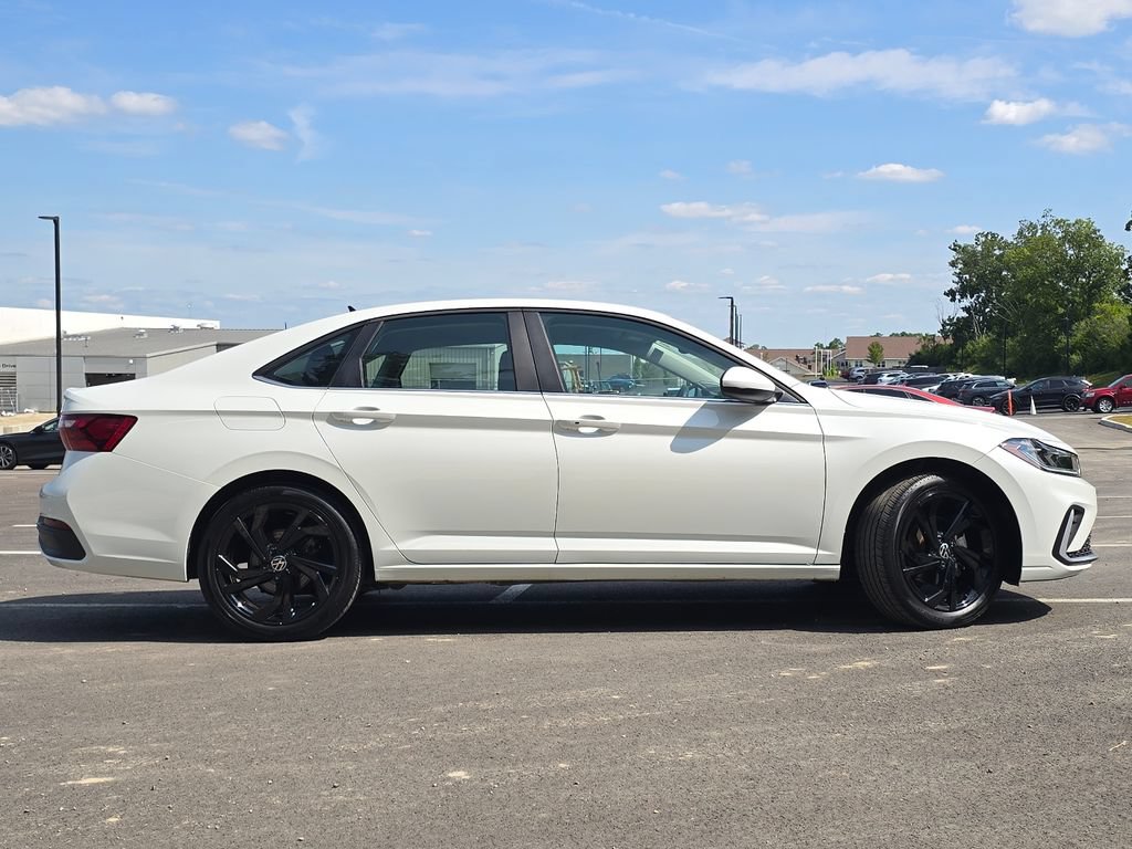 Certified 2025 Volkswagen Jetta SE w/ Black Wheel Package FWD image 22