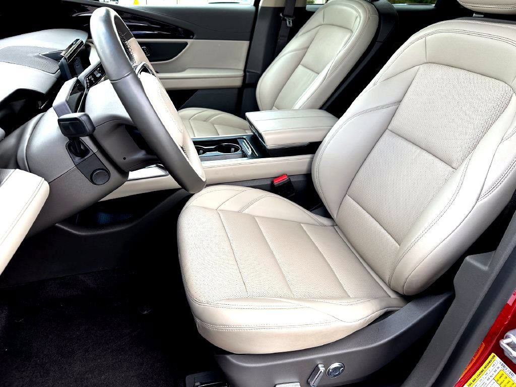 Used 2024 Lincoln Nautilus Premier AWD/4WD image 12