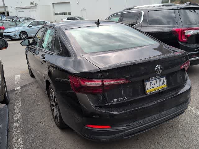 Used 2023 Volkswagen Jetta Sport image 2