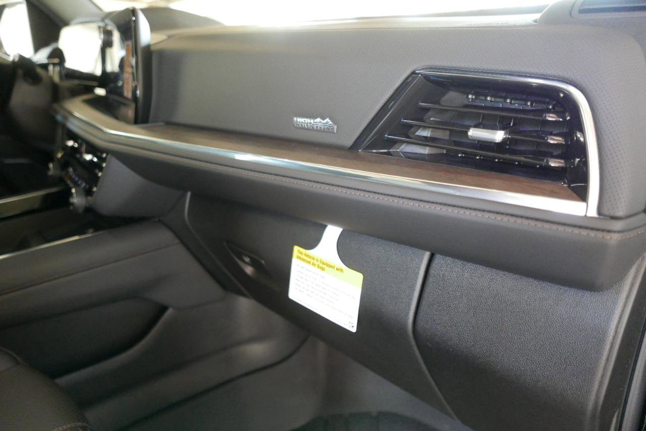 Used 2025 Chevrolet Suburban High Country image 30