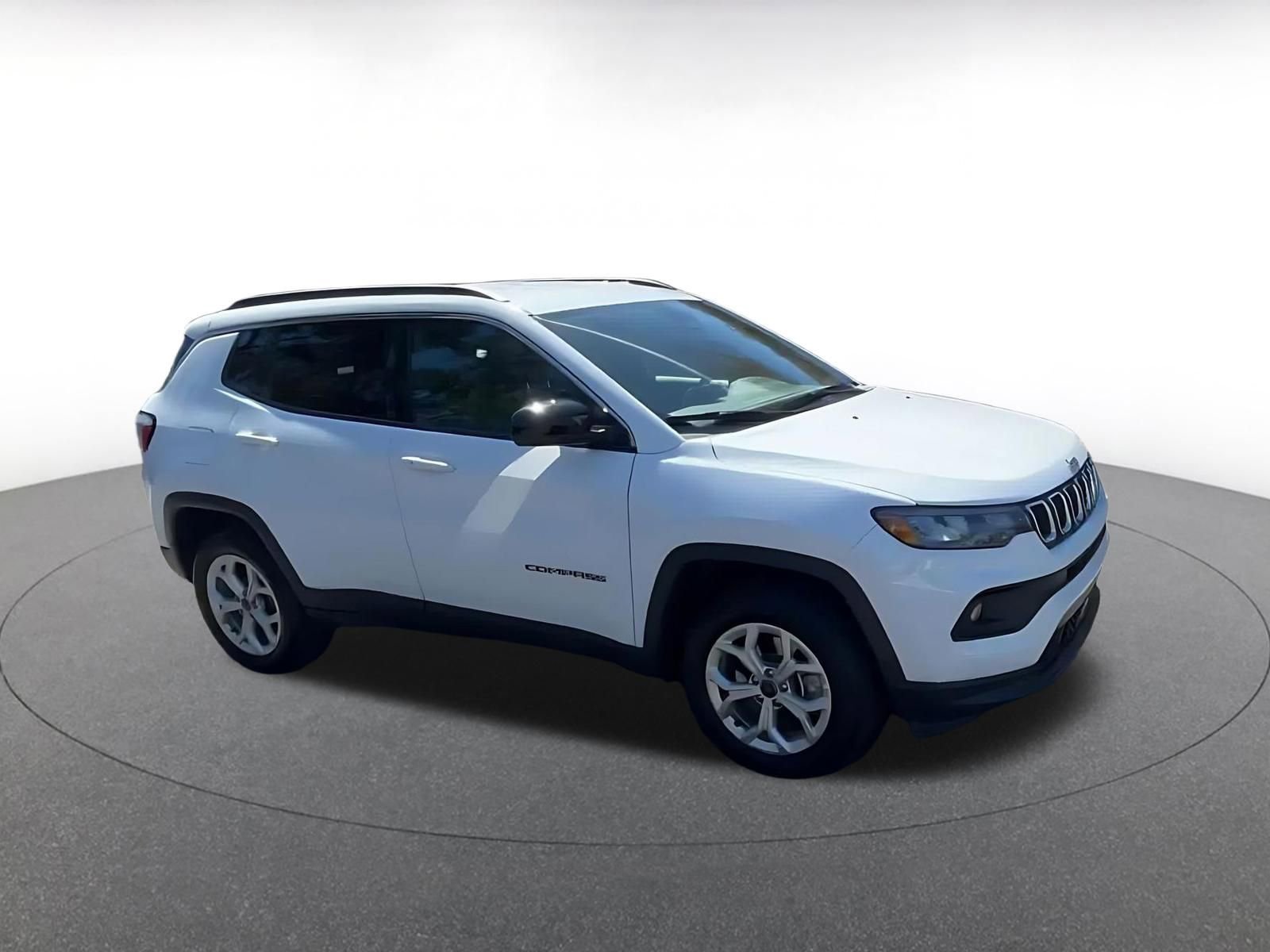 Used 2025 Jeep Compass Latitude image 2