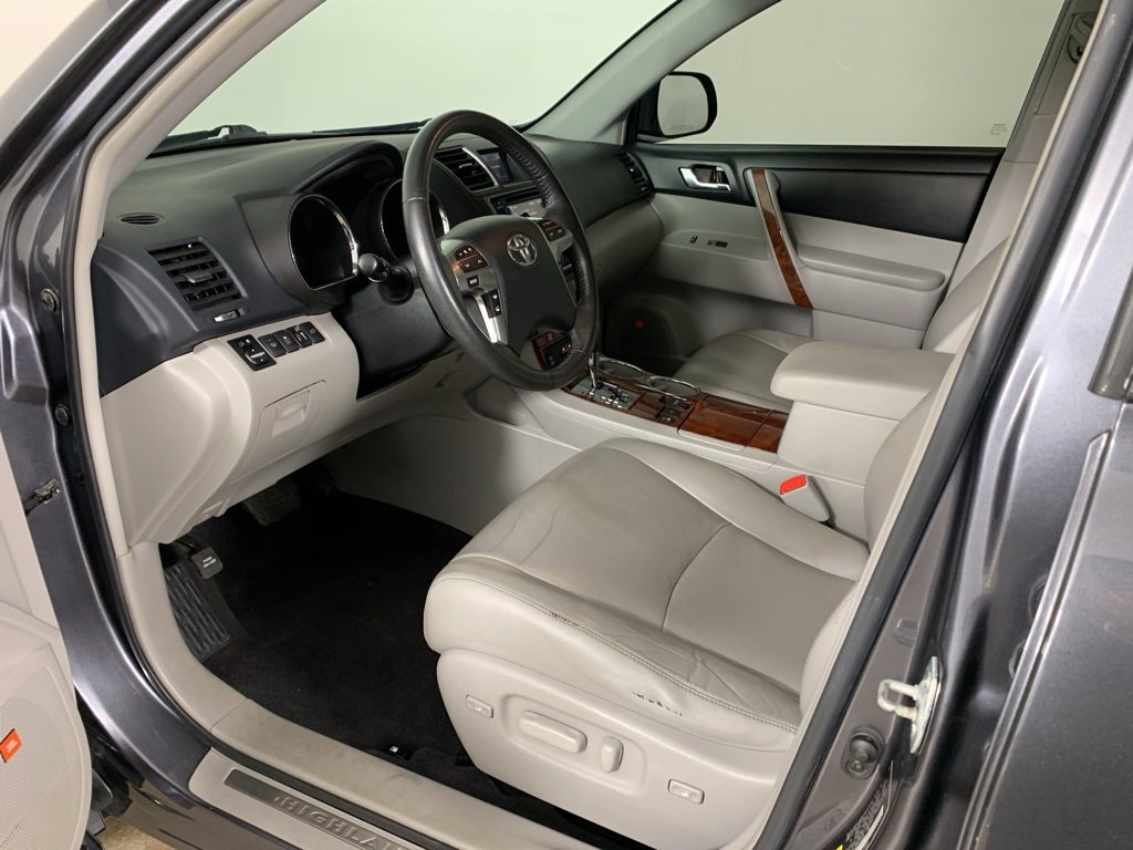 Used 2013 Toyota Highlander Limited image 32