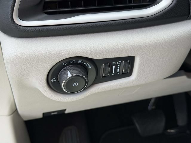 Used 2023 Chrysler Pacifica Touring-L FWD image 25
